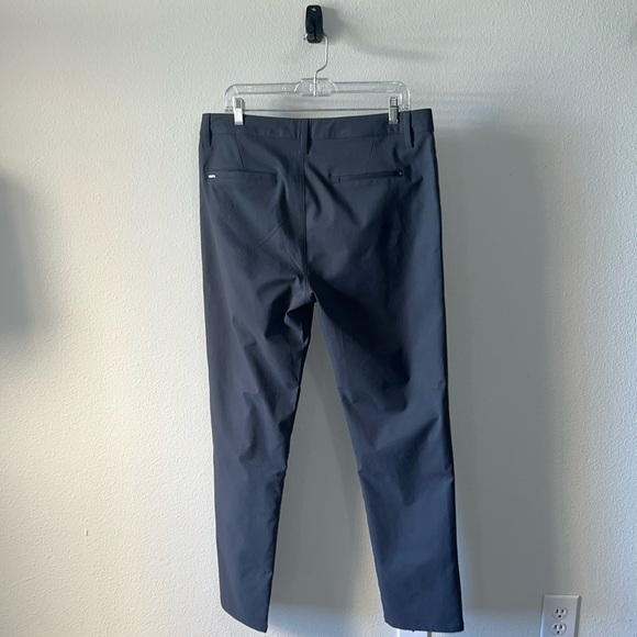 Vuori Men’s Cascade Tech Chino Pants 34x 30 Charcoal - Picture 3 of 4